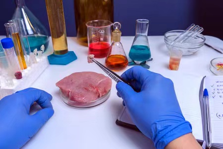 对豆制品加工厂的事故隐患进行全面排查，确保生产安全和员工健康